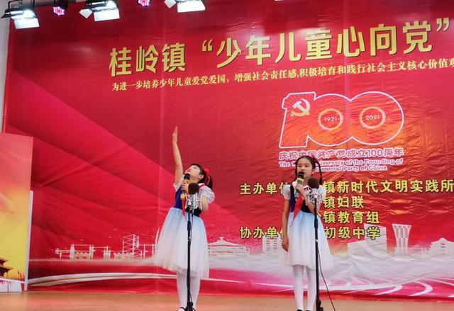 我在网上和一个人聊天我告诉他我15岁，高二，他告诉我他16岁，大二了，我居然突然觉得自己有点笨？
